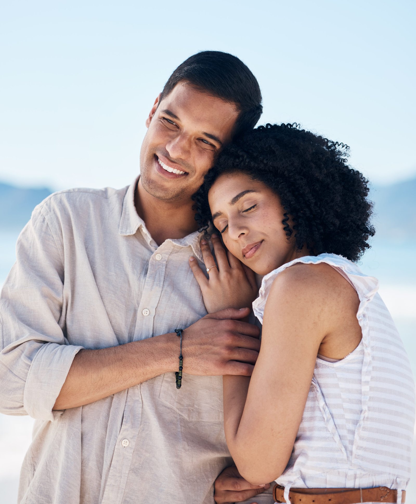 Casal feliz na praia